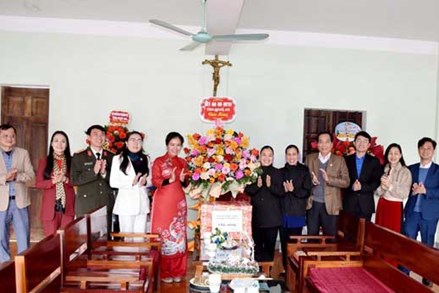 Chủ tịch Ủy ban Mặt trận Tổ quốc tỉnh Nghệ An chúc mừng các cơ sở giáo dục công giáo nhân dịp Lễ Giáng sinh