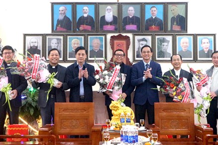 Phú Thọ: Thăm, chúc mừng chức sắc đạo Công giáo dịp Giáng sinh tại huyện Thanh Thủy