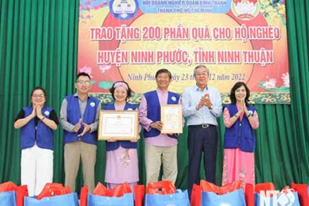 Ủy ban MTTQ Việt Nam tỉnh Ninh Thuận: Tặng quà Tết cho 200 hộ nghèo huyện Ninh Phước