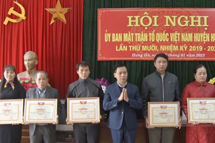 Ủy ban MTTQ huyện Hưng Hà: Tổ chức trao 5.527 suất quà cho hộ nghèo, hộ cận nghèo, hộ có hoàn cảnh khó khăn