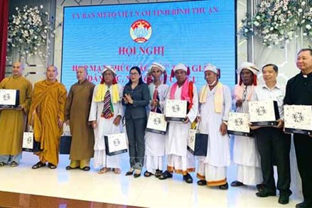 Bình Thuận: Gặp mặt các vị chức sắc các tôn giáo, dân tộc, người tiêu biểu