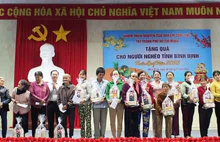 Bình Định: Tặng quà Tết cho các hộ nghèo tại huyện Tuy Phước
