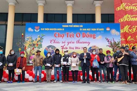 Lãnh đạo Ủy ban MTTQ tỉnh Quảng Ninh thăm, tặng quà tết tại TP Móng Cái