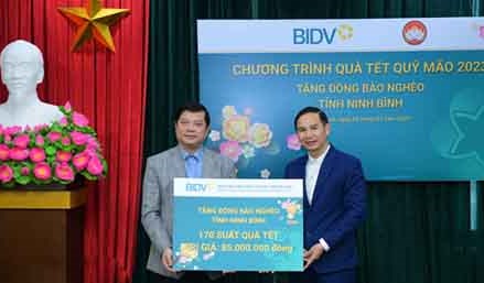 Ủy ban MTTQ tỉnh Ninh Bình tiếp nhận và trao quà Tết cho hộ nghèo
