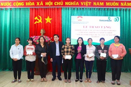 Bảo Lộc (Lâm Đồng): Tiếp nhận kinh phí và trao tặng 200 phần quà tết cho người nghèo, gia đình chính sách