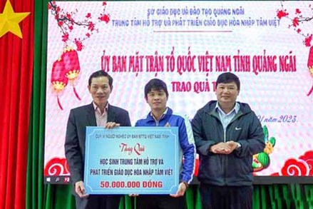 Ủy ban MTTQ tỉnh Quảng Ngãi trao quà Tết cho trẻ khuyết tật