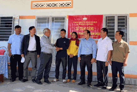 Uỷ ban MTTQ Việt Nam huyện Đắk Tô trao nhà đại đoàn kết cho hộ nghèo