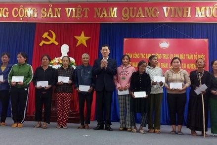 Mặt trận Tổ quốc tỉnh Quảng Ngãi trao tặng 100 suất quà cho các hộ nghèo