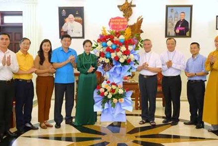 Ủy ban MTTQ tỉnh Nghệ An chúc mừng Tòa Giám mục Giáo phận Vinh nhân Lễ Phục sinh