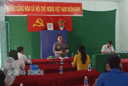Chủ tịch Ủy ban MTTQ Việt Nam tỉnh Bến Tre Nguyễn Thị Hồng Nhung dự họp Ban công tác Mặt trận ấp Đồng Nhơn