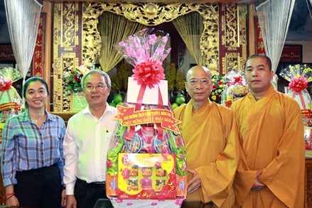 Chủ tịch Ủy ban MTTQ Việt Nam tỉnh Đồng Nai Cao Văn Quang thăm, chúc mừng Lễ Phật đản