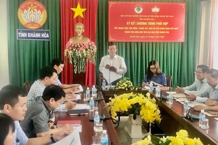 Khánh Hòa ký kết chương trình phối hợp đẩy mạnh cuộc vận động người Việt Nam ưu tiên dùng hàng Việt Nam