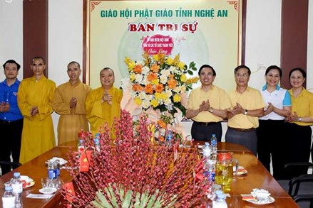 Lãnh đạo Ủy ban MTTQ tỉnh Nghệ An chúc mừng Giáo hội Phật giáo tỉnh nhân Đại lễ Phật đản