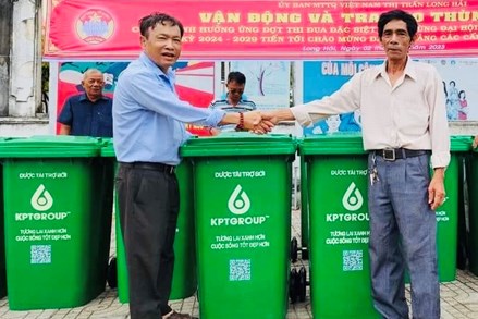 MTTQ huyện Long Điền (Bà Rịa – Vũng Tàu): Tặng 50 thùng rác bảo vệ môi trường