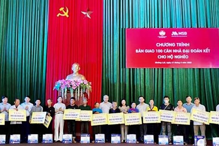 Thanh Hóa: Bàn giao 100 ngôi nhà "Đại đoàn kết" cho hộ nghèo huyện Mường Lát