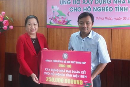 Đồng Tháp: Tiếp nhận kinh phí ủng hộ xây dựng nhà Đại đoàn kết cho hộ nghèo tỉnh Điện Biên