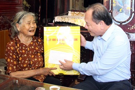 Chủ tịch Ủy ban MTTQ tỉnh Bắc Giang Trần Công Thắng thăm, tặng quà người có công tại huyện Lục Ngạn