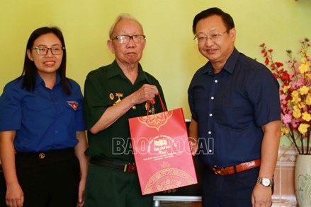 Chủ tịch Ủy ban MTTQ tỉnh Lào Cai Giàng Seo Vần tặng quà gia đình chính sách trên địa bàn huyện Bắc Hà và Si Ma Cai