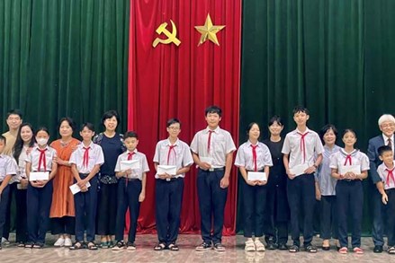 Ủy ban MTTQ thành phố Đà Nẵng trao 40 suất học bổng cho học sinh nghèo vượt khó
