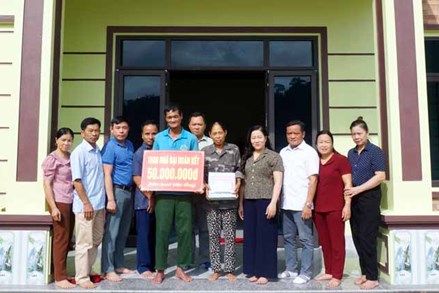 Ủy ban MTTQ Việt Nam tỉnh Bắc Kạn: Trao nhà “Đại đoàn kết” và thăm, tặng quà tại Bạch Thông