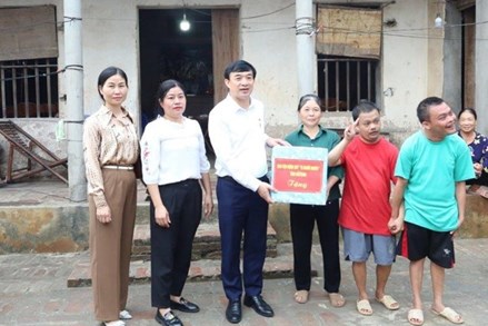 MTTQ tỉnh Bắc Ninh trao kinh phí xây nhà Đại đoàn kết và hỗ trợ cho hộ nghèo