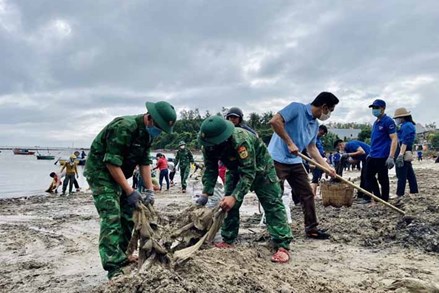 Gần 1.000 người thu gom rác tại bãi biển ở Quảng Ngãi