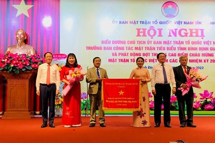 Ủy ban MTTQ tỉnh Bình Định nhận Cờ thi đua của Chính phủ