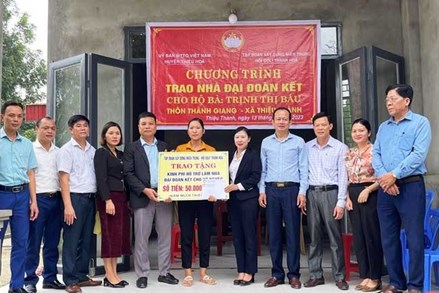 Thanh Hóa: Trao tiền hỗ trợ xây dựng nhà Đại đoàn kết cho 4 hộ nghèo huyện Thiệu Hóa