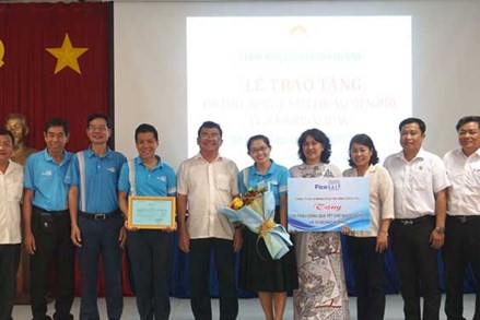 Ủy ban MTTQ tỉnh Tây Ninh tiếp nhận kinh phí hỗ trợ người nghèo