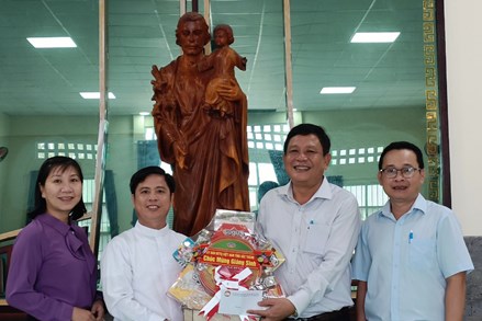 Chủ tịch Ủy ban Mặt trận Tổ quốc Việt Nam tỉnh Sóc Trăng thăm, chúc mừng Giáng sinh 2023