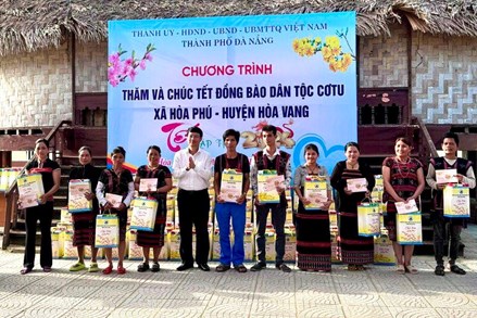 TP Đà Nẵng: Trao quà Tết Nguyên đán cho đồng bào Cơ Tu