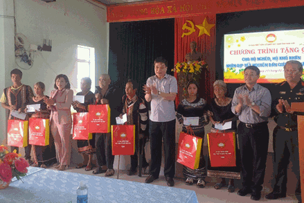 Ủy ban MTTQ Việt Nam tỉnh Kon Tum thăm, tặng quà các gia đình khó khăn ở huyện Đăk Hà