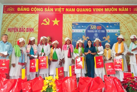 Bình Thuận: Trao tặng 115 suất quà cho người nghèo, khó khăn