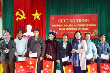 Ủy ban MTTQ Việt Nam tỉnh Bắc Kạn tặng quà Tết tại xã Vi Hương