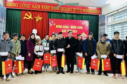 Ủy ban MTTQ tỉnh Cao Bằng chăm lo cho người nghèo nhân dịp tết Nguyên đán Giáp Thìn 2024