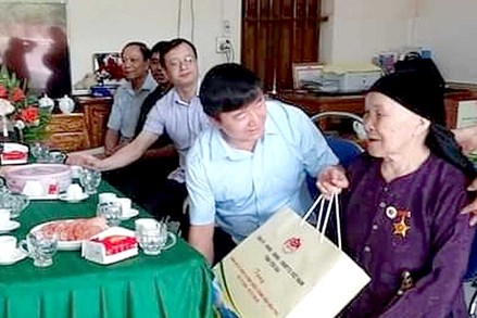 Ủy ban MTTQ tỉnh Yên Bái thăm, tặng quà thân nhân liệt sỹ, chiến sỹ Điện Biên, dân công hoả tuyến huyện Văn Chấn