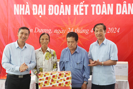 Bắc Giang: Bàn giao nhà đại đoàn kết cho hộ cận nghèo ở huyện Tân Yên
