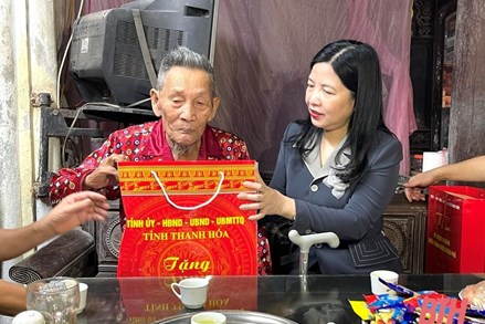 Trưởng Ban Dân vận, Chủ tịch Ủy ban MTTQ tỉnh Thanh Hóa thăm, tặng quà gia đình chính sách tại thị xã Nghi Sơn