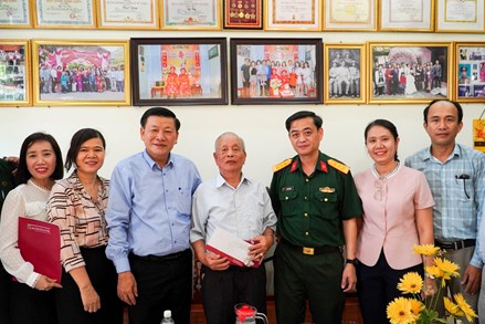 Ủy ban MTTQ Việt Nam tỉnh Quảng Nam và các tổ chức, đoàn thể thăm hỏi các chiến sĩ Điện Biên