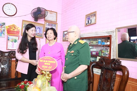 Ủy ban MTTQ TP Hà Nội thăm thân nhân người tham gia Chiến dịch Điện Biên Phủ