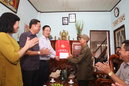 Ủy ban MTTQ Việt Nam tỉnh Lâm Đồng thăm, tặng quà chiến sĩ Điện Biên tại Bảo Lộc