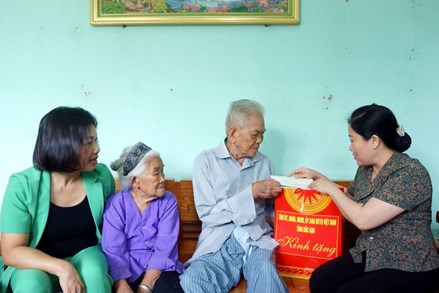 Lãnh đạo Ủy ban MTTQ tỉnh Bắc Kạn thăm, tặng quà chiến sĩ Điện Biên tại huyện Bạch Thông