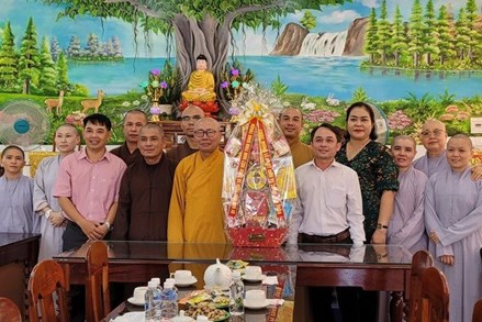 Ủy ban MTTQ Việt Nam tỉnh Bình Thuận thăm, chúc mừng Đại lễ Phật đản