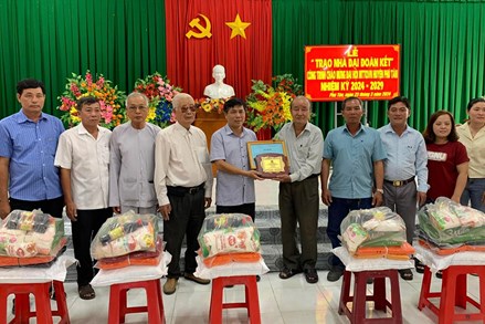 Huyện Phú Tân thi đua chào mừng đại hội MTTQ các cấp