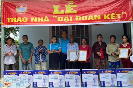 Uỷ ban MTTQ Việt Nam tỉnh Tây Ninh trao nhà Đại đoàn kết cho người dân huyện Tân Biên