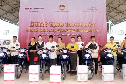 Điện Biên: 100 xe máy trao tặng hộ nghèo, cận nghèo