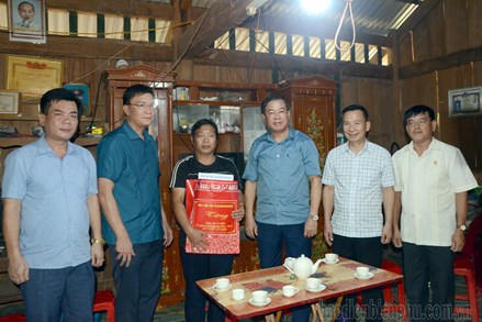 Ủy ban MTTQ tỉnh Điện Biên thăm, tặng quà gia đình chính sách huyện Mường Chà