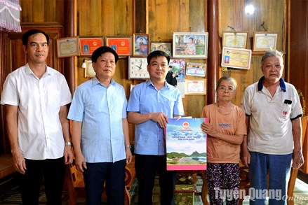 Chủ tịch Ủy ban MTTQ tỉnh Tuyên Quang Nguyễn Hưng Vượng thăm, tặng quà gia đình chính sách huyện Lâm Bình