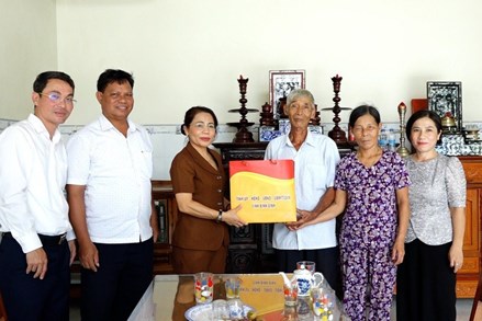 Ủy ban Mặt trận tỉnh Bình Định thăm, tặng quà các gia đình chính sách, người có công với cách mạng
