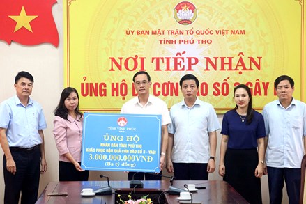 Tỉnh Vĩnh Phúc trao 3 tỷ đồng hỗ trợ tỉnh Phú Thọ khắc phục thiệt hại do bão số 3